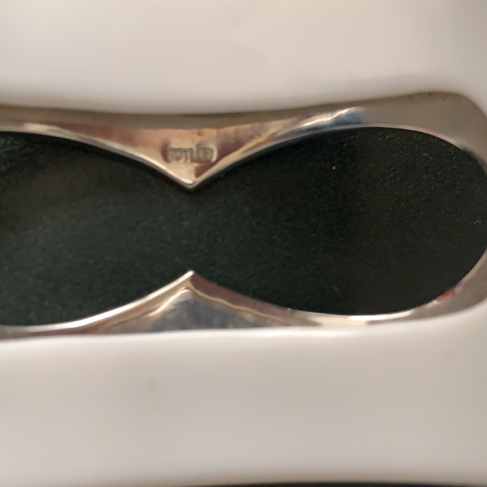 Butler designed hinged bangle - Picture 4 of 4